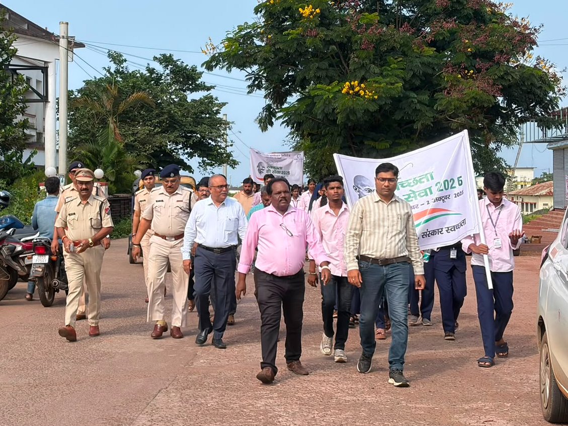 KonkanRailway's tweet photo. #SwachhataHiSeva2026 | A Prabhat Pheri was organised with around 80–85 students and teachers from Navnirman High School, Ratnagiri, along with KR officials &amp; staff and RPF personnel, spreading the message of cleanliness and civic responsibility. #SadarSeva https://t.co/6HsXF7META