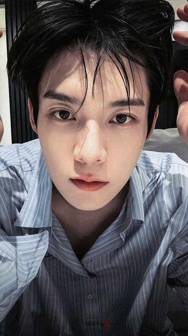Yutianxixi's tweet photo. Those beautiful amber eyes hold endless warmth. I’m mesmerized every time I gaze at them.🥹✨✨

WELCOME KIM YOON SIK TO PARIS

#YOONSIKPFWSS27
#KIMYOONSIKINPARIS https://t.co/8c94hKFHlF