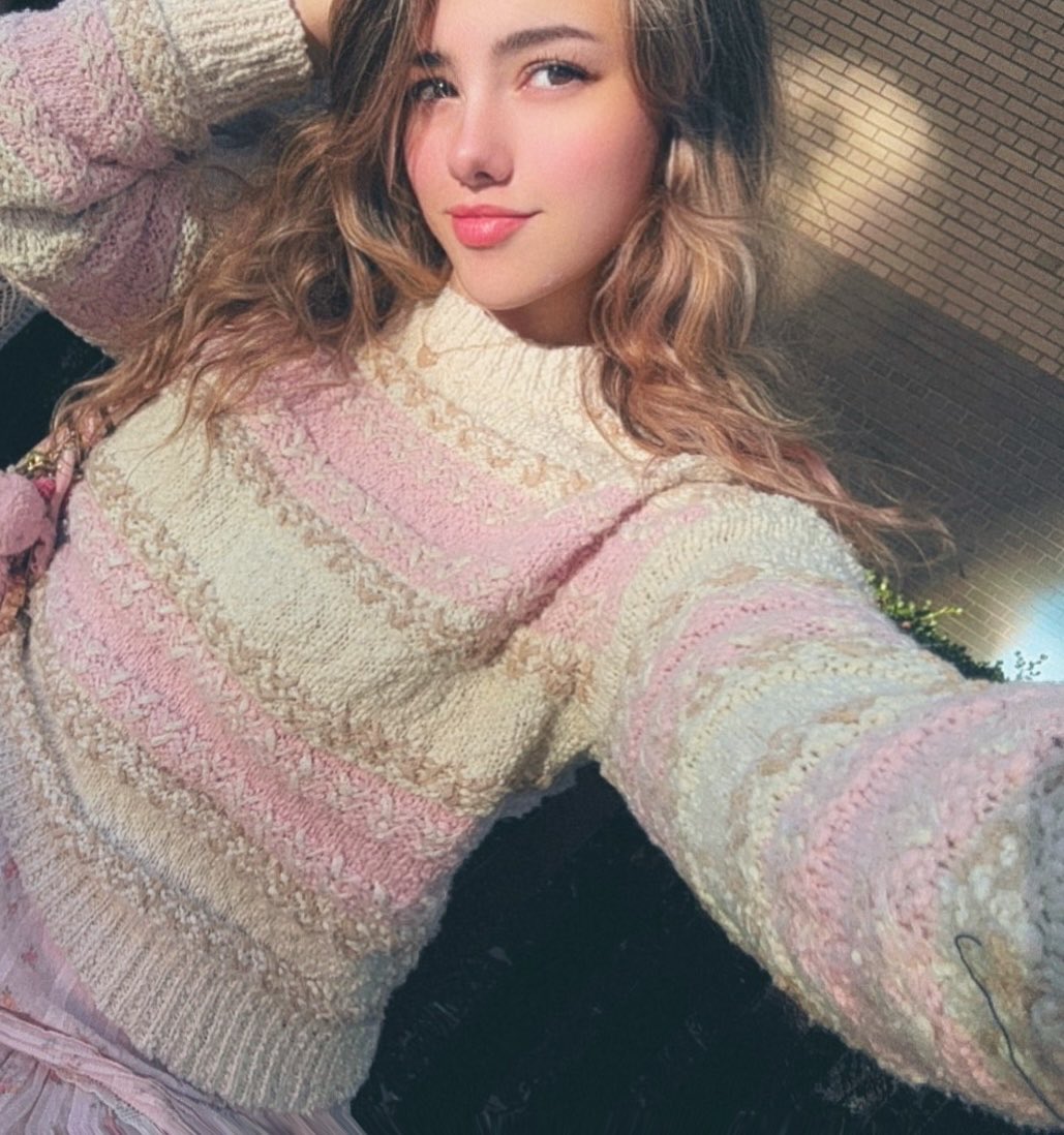 lialocktober's tweet photo. outside spending ur simpbucks 🎀💸 https://t.co/X5IVFpq2kq