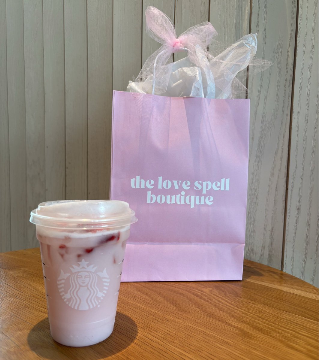 lialocktober's tweet photo. outside spending ur simpbucks 🎀💸 https://t.co/X5IVFpq2kq