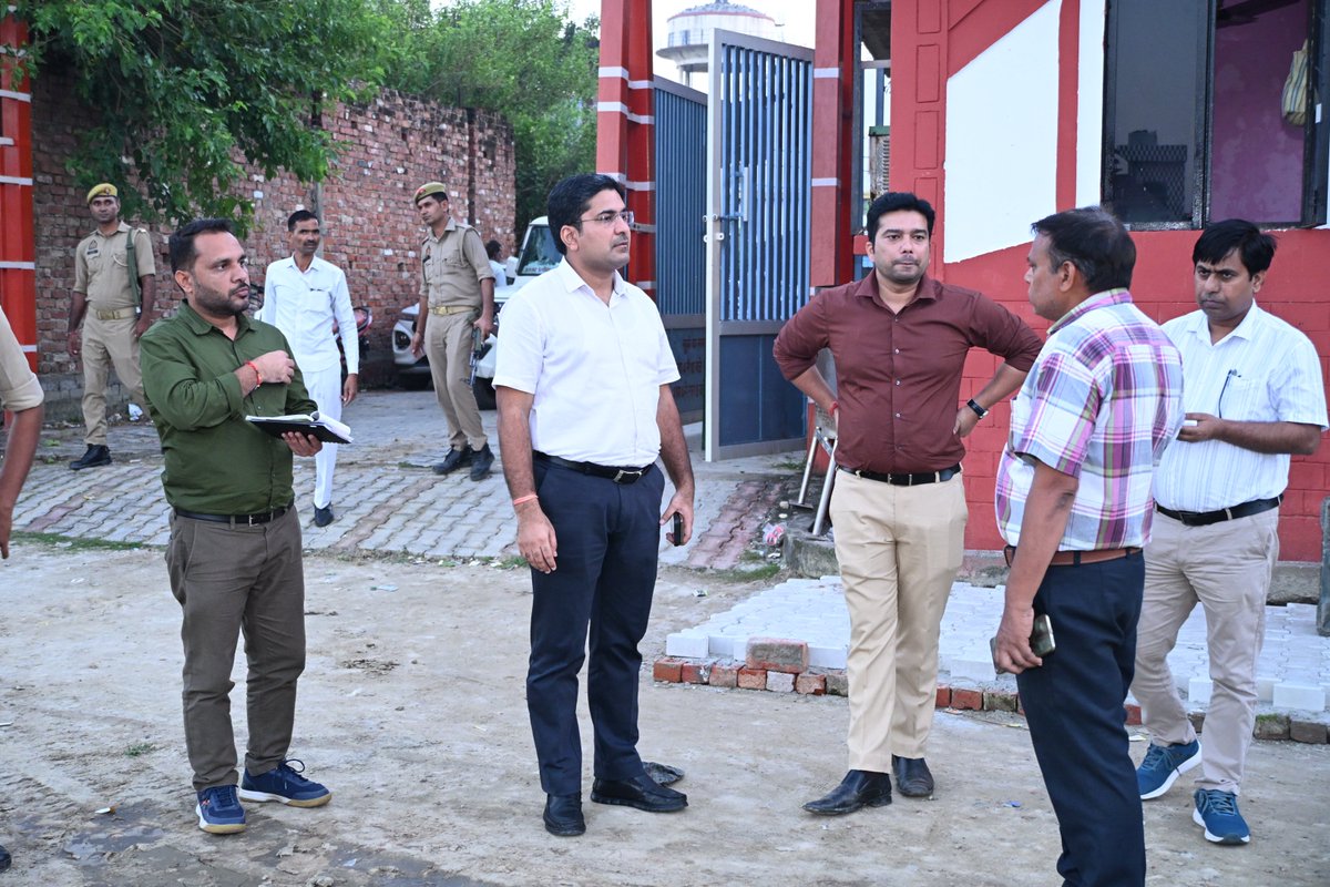 DmSambhal's tweet photo. आज  @DmSambhal अंकित खण्डेलवाल ने हिन्द स्टेडियम सम्भल  में चल रहे विकास एवं स���ंदर्यीकरण कार्यों का निरीक्षण किया। उन्होंने ट्रैक, पाथवे, बैडमिंटन एवं वॉलीबॉल कोर्ट के साथ लॉन्ग जंप, हाई जंप, ओपन जिम, हाईमास्ट एवं पर्याप्त प्रकाश व्यवस्था सुनिश्चित करने के निर्देश दिए। साथ ही ग्रास कटिंग मशीन, सिंथेटिक ट्रैक के आवश्यक कार्य, स्थायी सफाई कर्मचारी ��था पुस्तकालय में नियमित समाचार-पत्र एवं उपयोगी पुस्तकों की उपलब्धता सुनिश्चित करने को कहा। @CMOfficeUP @UPGovt @ChiefSecyUP @InfoDeptUP @Comm_Moradabad