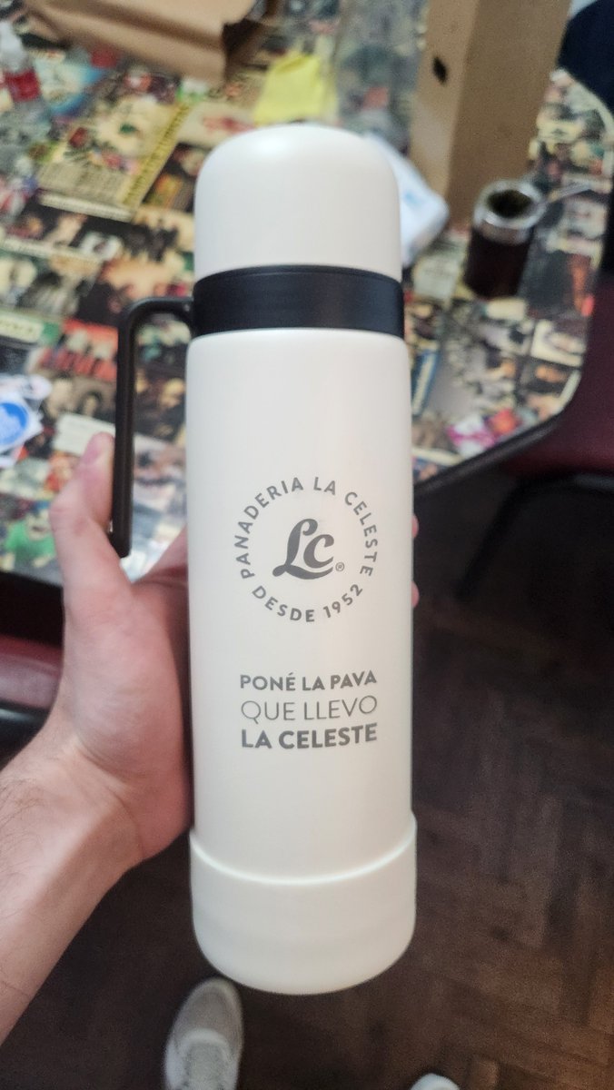 mackins0n's tweet photo. cuando consumis tanto en la panaderia q te regalan un termo, las pequeñas victorias capitalistas q nos mantienen en pie https://t.co/NsGT7ZLV28