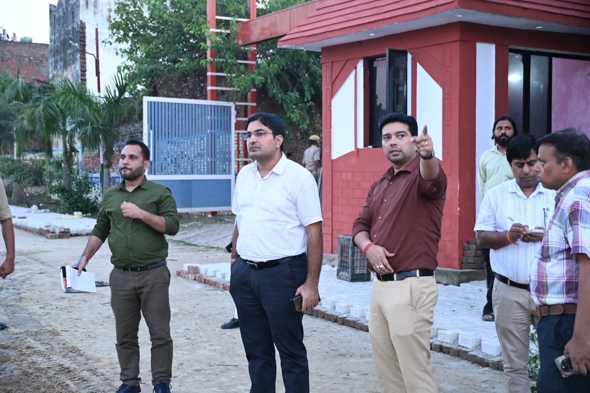 DmSambhal's tweet photo. आज  @DmSambhal अंकित खण्डेलवाल ने हिन्द स्टेडियम सम्भल  में चल रहे विकास एवं स���ंदर्यीकरण कार्यों का निरीक्षण किया। उन्होंने ट्रैक, पाथवे, बैडमिंटन एवं वॉलीबॉल कोर्ट के साथ लॉन्ग जंप, हाई जंप, ओपन जिम, हाईमास्ट एवं पर्याप्त प्रकाश व्यवस्था सुनिश्चित करने के निर्देश दिए। साथ ही ग्रास कटिंग मशीन, सिंथेटिक ट्रैक के आवश्यक कार्य, स्थायी सफाई कर्मचारी ��था पुस्तकालय में नियमित समाचार-पत्र एवं उपयोगी पुस्तकों की उपलब्धता सुनिश्चित करने को कहा। @CMOfficeUP @UPGovt @ChiefSecyUP @InfoDeptUP @Comm_Moradabad