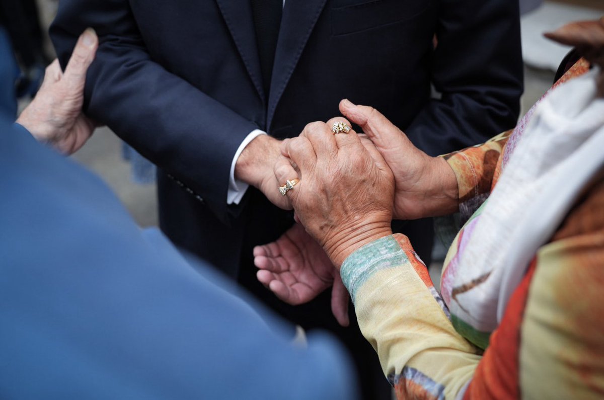 eciotti's tweet photo. Merci à Serge et Beate Klarsfeld, et à leur fils Arno, d'avoir été à nos côtés ce soir pour le 83e anniversaire de la rafle du 30 septembre 1943 à Nice.

Nous nous sommes recueillis en hommage à Arno Klarsfeld, ce père qui a ouvert la porte aux nazis et s'est livré à leur place pour sauver sa femme et ses enfants cachés au fond d'un placard. Il sera déporté à Auschwitz, où il meurt en 1944.

Nice n'oublie pas. Nice n'oubliera jamais.