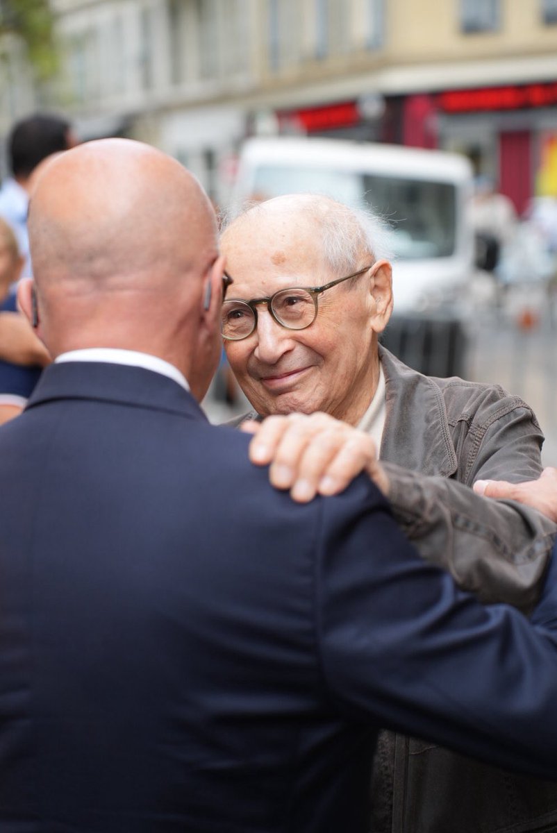 eciotti's tweet photo. Merci à Serge et Beate Klarsfeld, et à leur fils Arno, d'avoir été à nos côtés ce soir pour le 83e anniversaire de la rafle du 30 septembre 1943 à Nice.

Nous nous sommes recueillis en hommage à Arno Klarsfeld, ce père qui a ouvert la porte aux nazis et s'est livré à leur place pour sauver sa femme et ses enfants cachés au fond d'un placard. Il sera déporté à Auschwitz, où il meurt en 1944.

Nice n'oublie pas. Nice n'oubliera jamais.