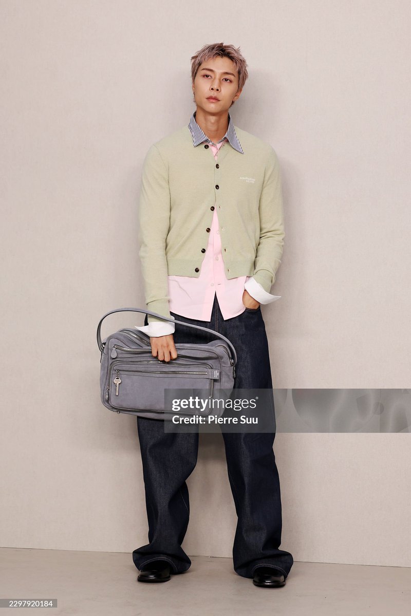_johnnyhashtag's tweet photo. Acne Studios PhotoCall Getty Images 

JOHNNY SUH AT PFW SS27

#AcneStudiosSS27xJohnnySuh
#AcneStudios
#JOHNNY
@acnestudios https://t.co/BmO215wPgy