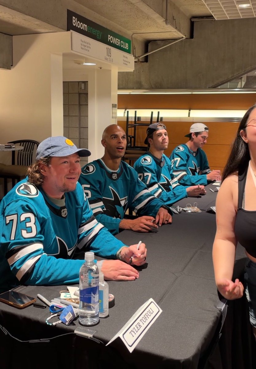 wsmitty271's tweet photo. when they all paused signing stuff to watch the game SO REAL https://t.co/0XXgWKdTbR