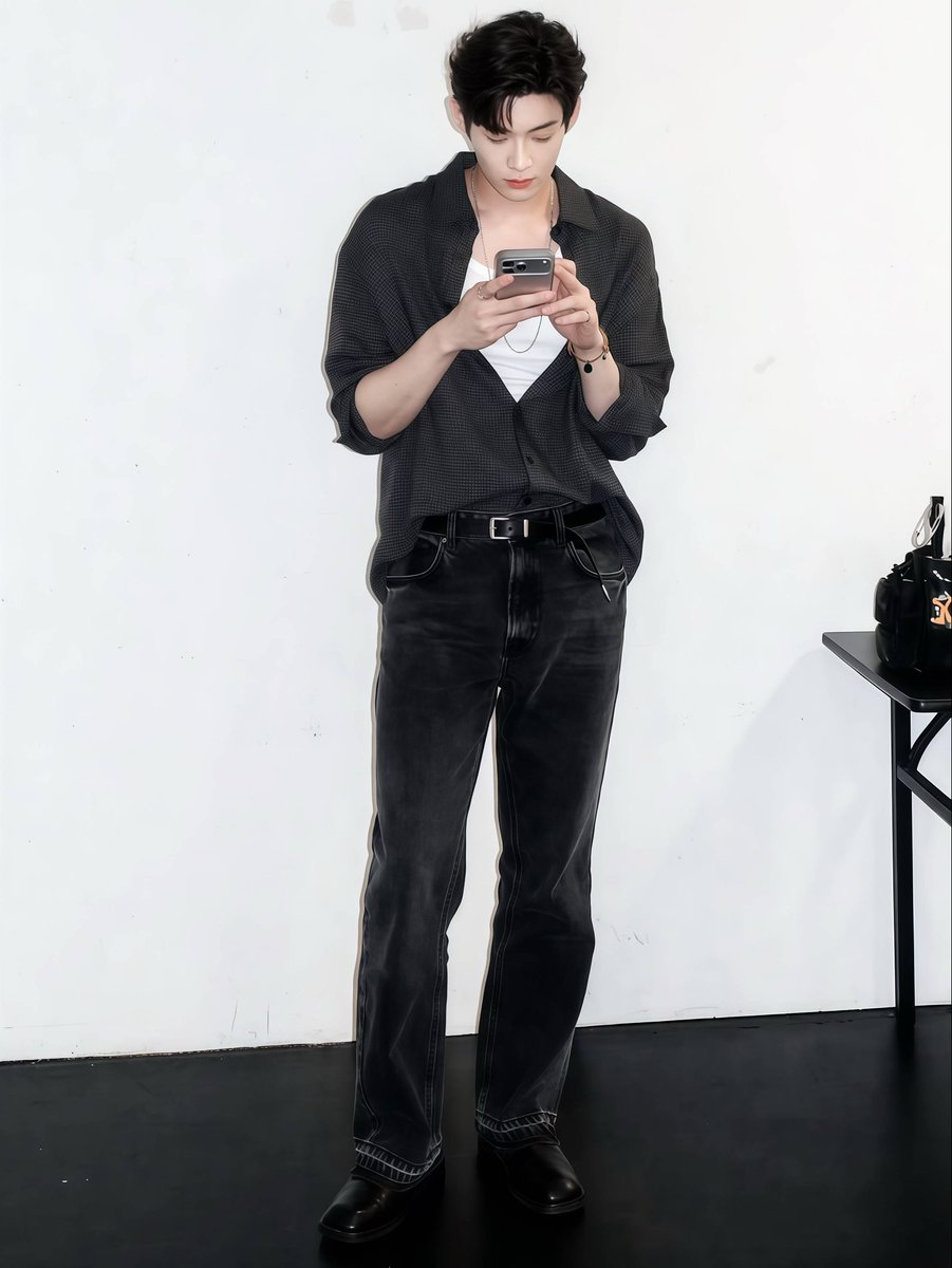 wangdadasn's tweet photo. Every breath of Paris carries new possibilities for Kim Yoonsik, and we hope this journey leaves him with nothing but pure happiness.

WELCOME KIM YOON SIK TO PARIS

#YOONSIKPFWSS27
#KIMYOONSIKINPARIS https://t.co/T8kWFEayk9