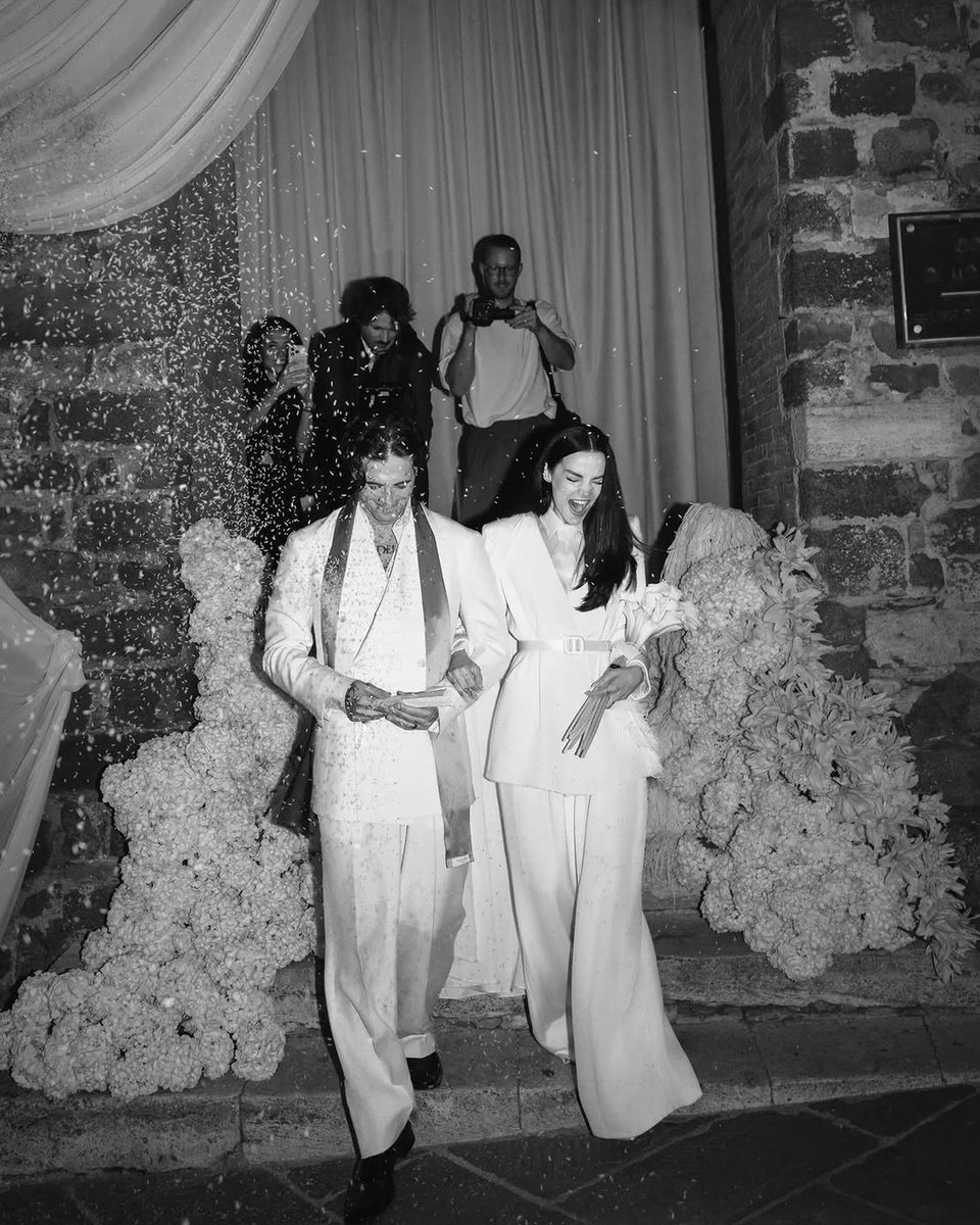 NaiCariboni's tweet photo. Dove Cameron y Damiano David se casaron en toscana y parece una película.

La boda más hermosa del 2026 🤍 https://t.co/YEhfr7aLPw