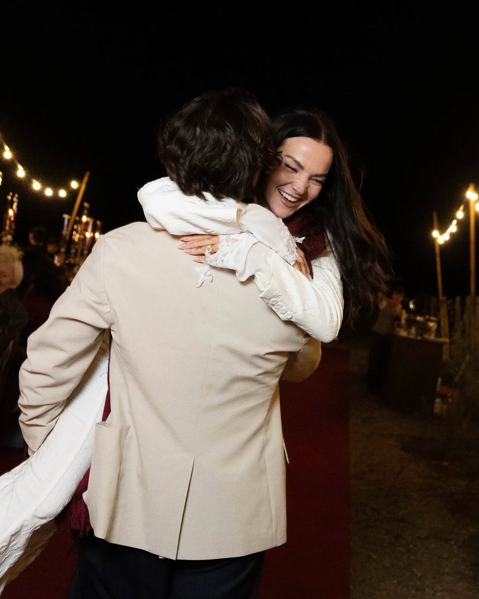 NaiCariboni's tweet photo. Dove Cameron y Damiano David se casaron en toscana y parece una película.

La boda más hermosa del 2026 🤍 https://t.co/YEhfr7aLPw