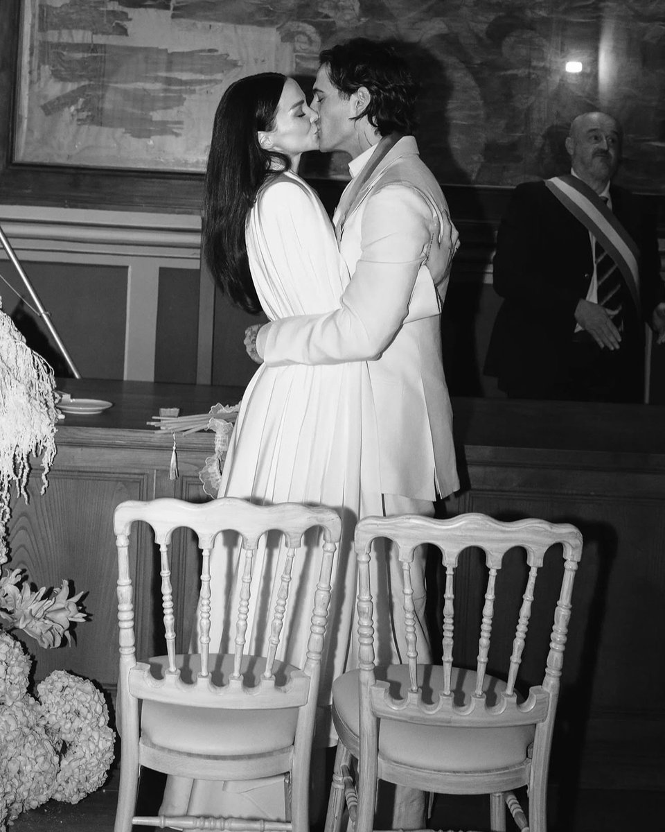 NaiCariboni's tweet photo. Dove Cameron y Damiano David se casaron en toscana y parece una película.

La boda más hermosa del 2026 🤍 https://t.co/YEhfr7aLPw