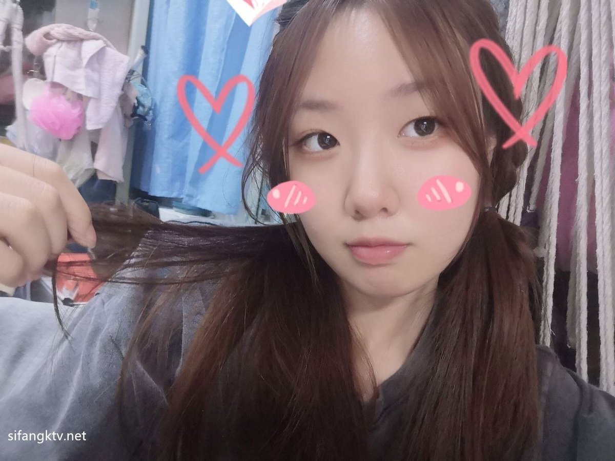 amanda59yc2's tweet photo. 这个点有人吗       

我想直接发小穴嘿嘿 https://t.co/bhFnAjRR4J