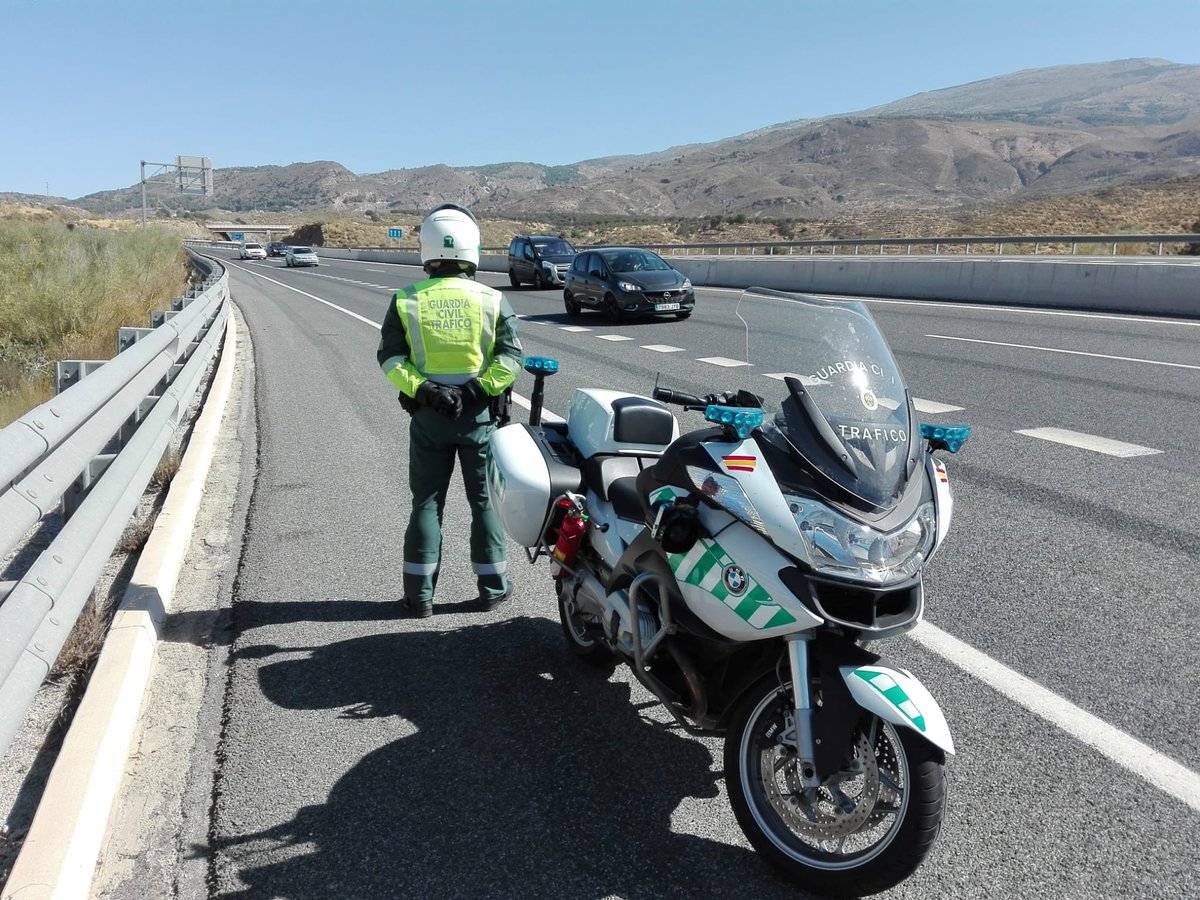 AUGC_TRAFICO's tweet photo. Desde la Comisión de tráfico deseamos a los compañeros del Dto Valencia A,que se mejoren de las lesiones que han sufrido al intentar dar el alto a una motocicleta, enganchándose con la misma al hacer caso omiso, al final fue detenido a pesar de resistirse.Un abrazo y a mejorarse. https://t.co/JMOyVu9s8n
