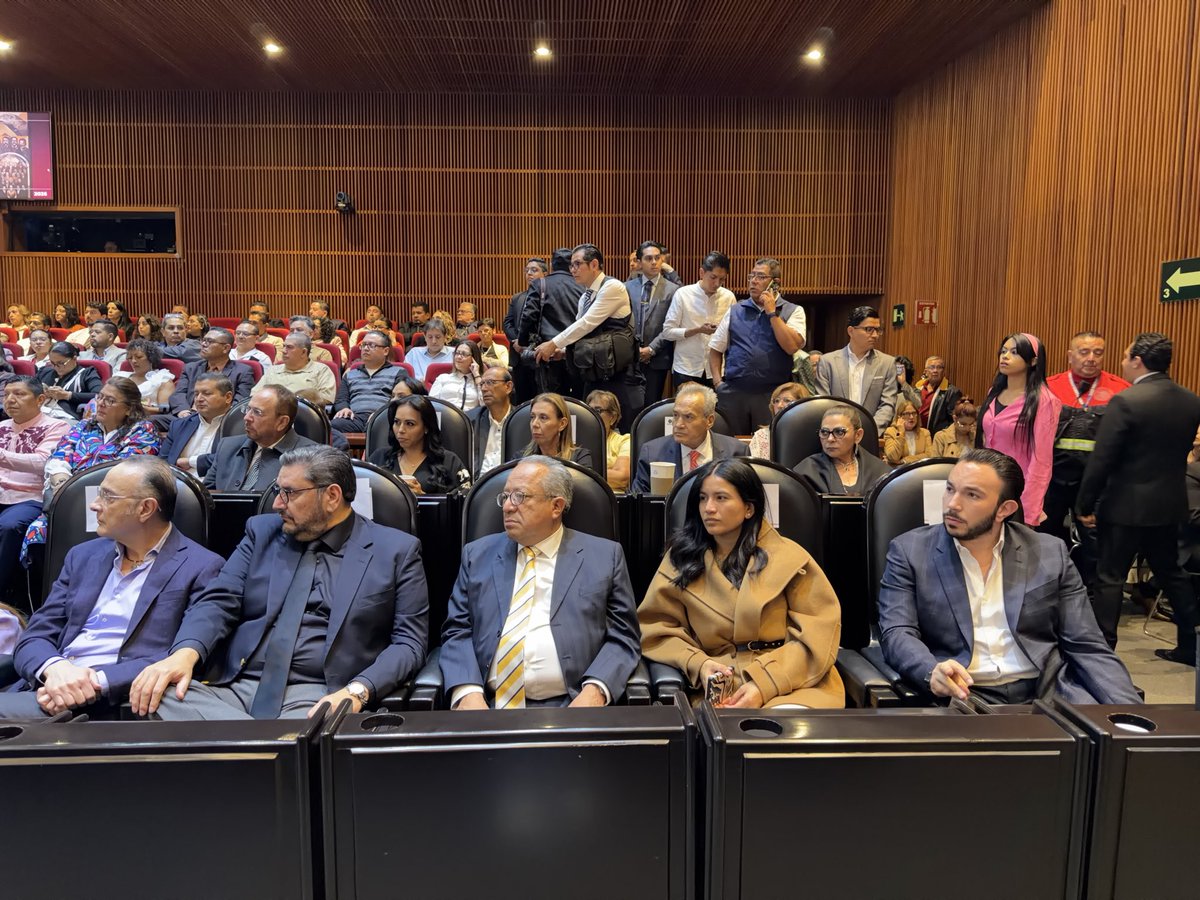 FarukMTake's tweet photo. Acompañando al Coordinador Dip. @RicardoMonrealA en la presentación de su nuevo libro “27 razones para el 27” https://t.co/nukrzNHH2m