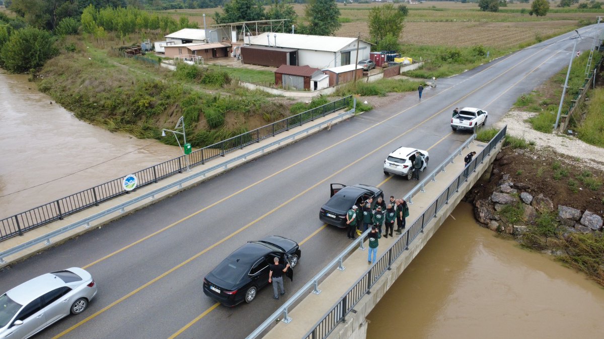 dsigovtr's tweet photo. 🌧️ Sakarya’da çalışmalarımız aralıksız sürüyor.

@dsigovtr teknik heyetleri sahada incelemelerde bulunarak yürütülen çalışmaları değerlendirdi, vatandaşlarımızın talep ve ihtiyaçlarını dinledi.

Çalışmalarımız; 55 iş makinesi ve 90 personelimizle aralıksız devam ediyor. https://t.co/HOOyhXSP9s