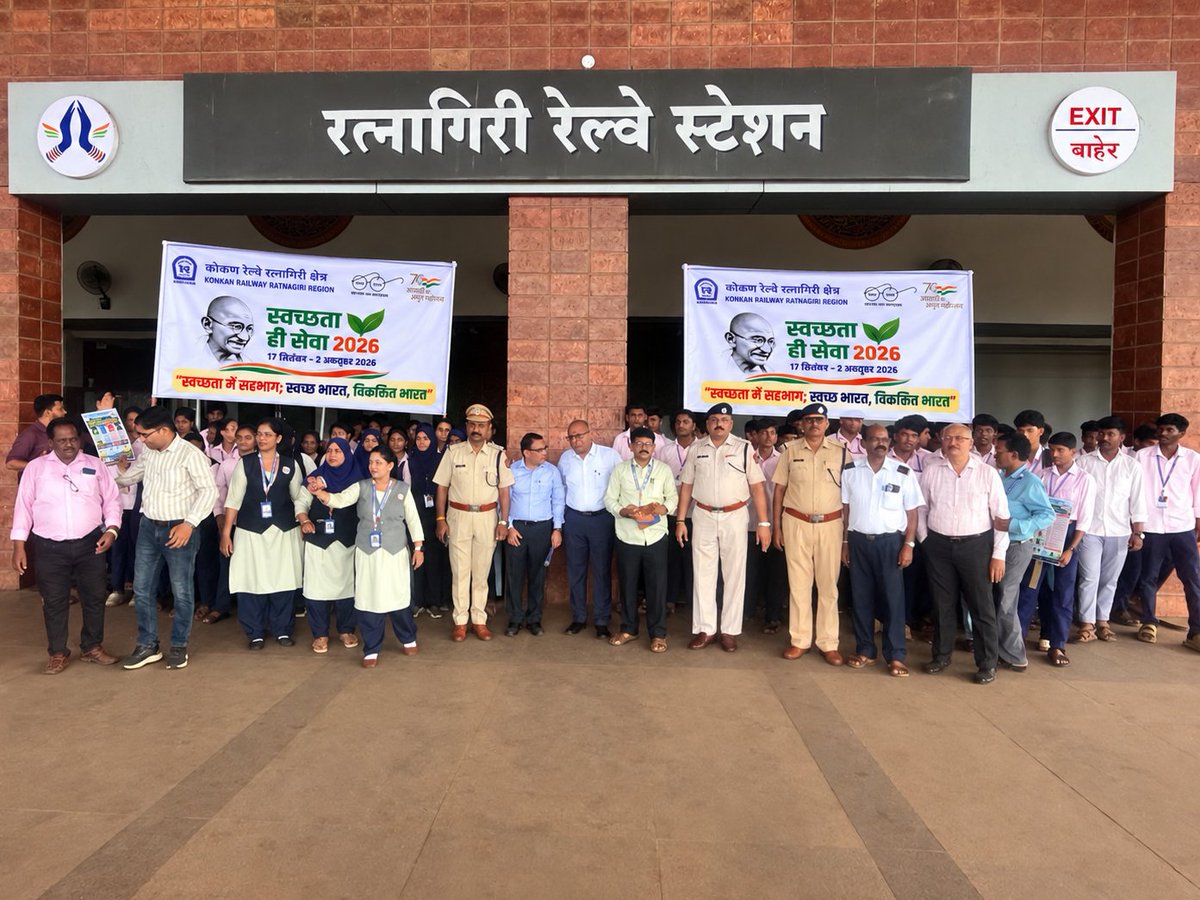 KonkanRailway's tweet photo. #SwachhataHiSeva2026 | A Prabhat Pheri was organised with around 80–85 students and teachers from Navnirman High School, Ratnagiri, along with KR officials &amp; staff and RPF personnel, spreading the message of cleanliness and civic responsibility. #SadarSeva https://t.co/6HsXF7META