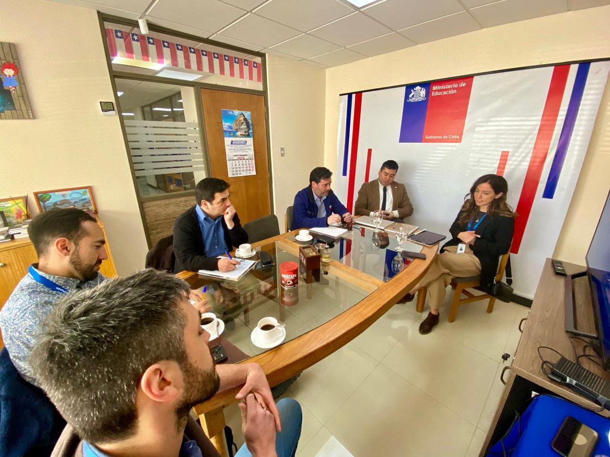 sernageomincl's tweet photo. ⛏️Andrea Aguilar, directora regional de Sernageomin, se reunió con las seremías de Minería y Educación para preparar la primera versión del Curso Monitor de Seguridad Minera para estudiantes de 3° y 4° medio de la región.
La iniciativa también fue difundida en medios locales. https://t.co/pABm0ntqj3