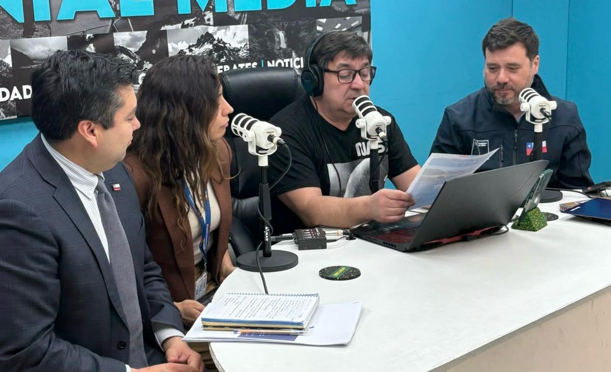 sernageomincl's tweet photo. ⛏️Andrea Aguilar, directora regional de Sernageomin, se reunió con las seremías de Minería y Educación para preparar la primera versión del Curso Monitor de Seguridad Minera para estudiantes de 3° y 4° medio de la región.
La iniciativa también fue difundida en medios locales. https://t.co/pABm0ntqj3
