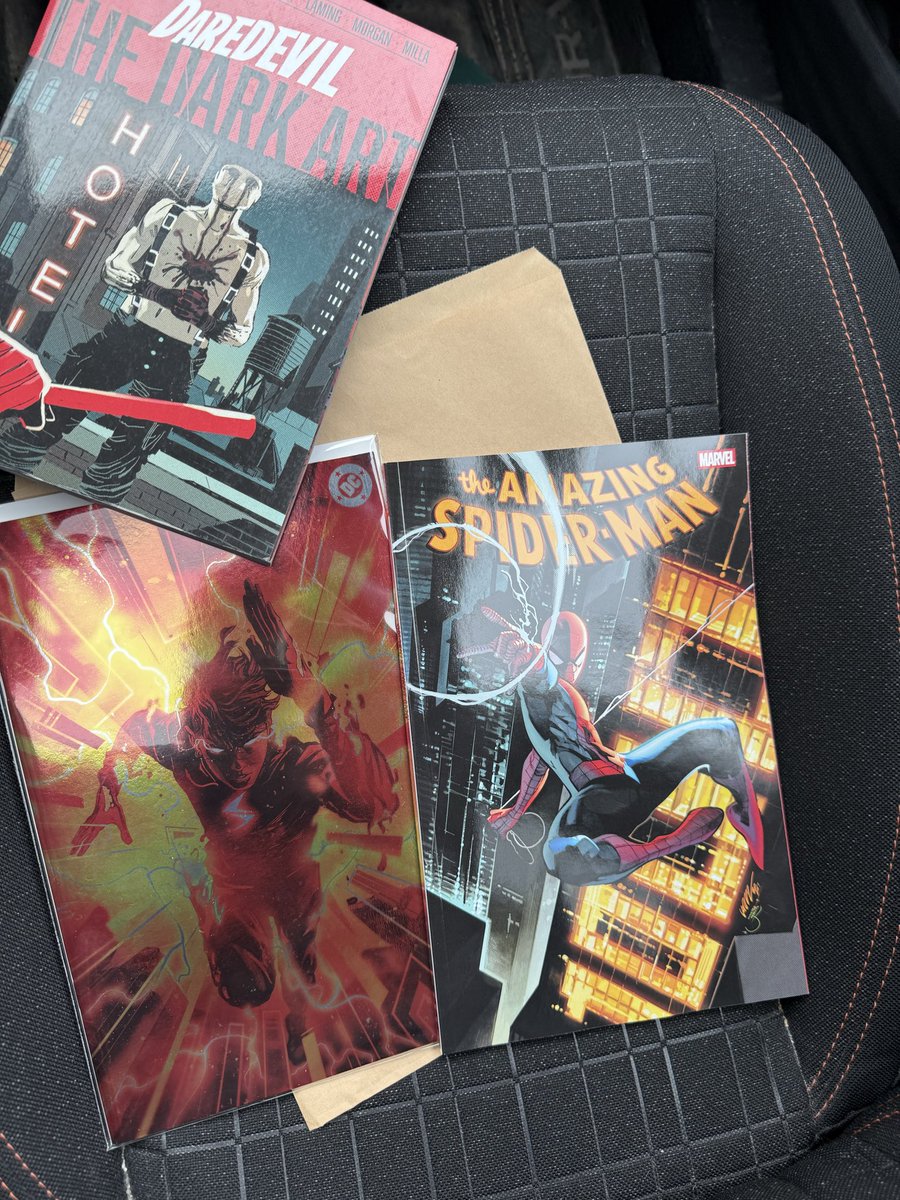 burnedntoasted's tweet photo. Happy new comic book day! Picked up Amazing #SpiderMan 1000, Absolute #Flash 1 foil variant, and the second #Daredevil compact!

What did you grab?

#comicbooks https://t.co/NLEK9XRkMH