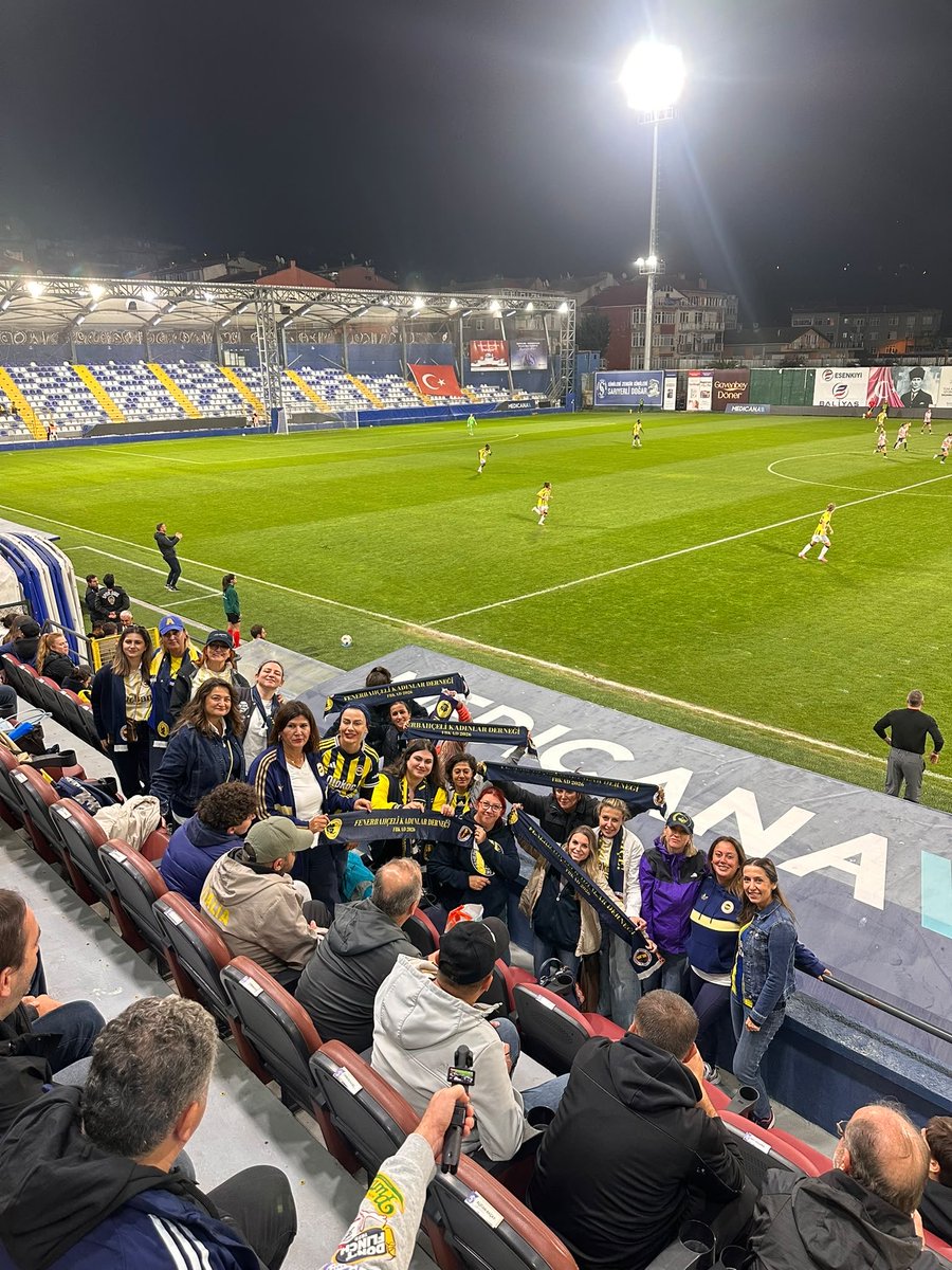 SportsCubuklu's tweet photo. 📸 Fenerbahçeli Kadınlar Derneği Başkanı Av.Gülsüm Temelli Özel, yönetim kurulu ve dernek üyeleri Fenerbahçe arsaVev UEFA Kadınlar Avrupa Kupası 2. ön eleme turu Minsk ile rövanş maçında oyuncularımızı yalnız bırakmadı. https://t.co/wWnUPLUmSH