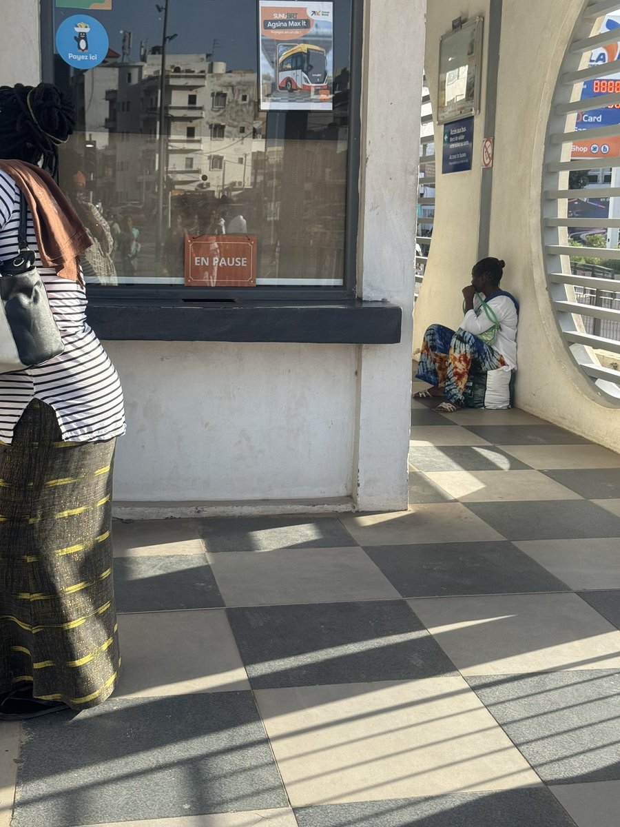 ava_eva_awa's tweet photo. Le guichet BRT en pause à 17h😭😭😭 donc on devra attendre son retour pour acheter un ticket 
Alors que je dois aller à l’hôpital 
Sénégal tamit difficile https://t.co/2eBKUH3uEB