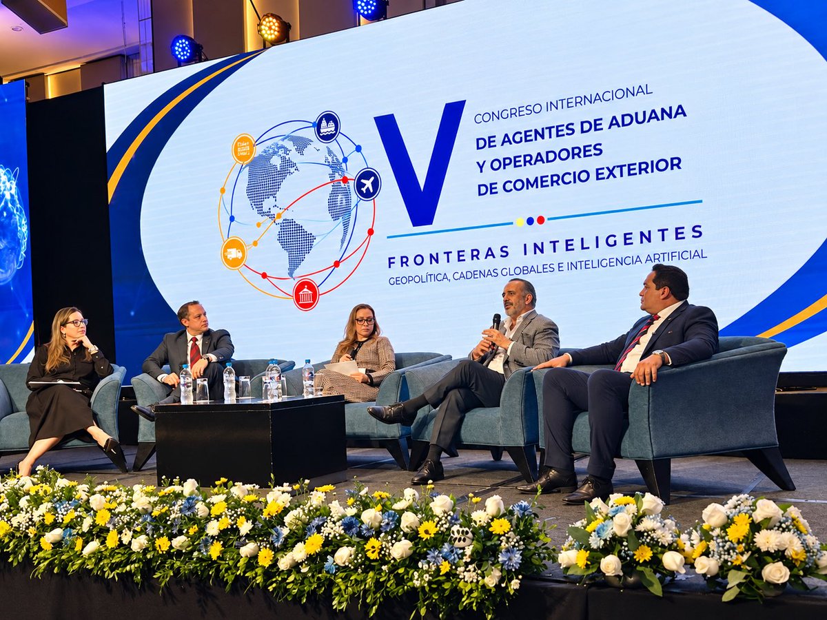 MDI_corp's tweet photo. Nuestro presidente @dariovherrera participó en el V Congreso Internacional de Agentes de Aduana y Operadores de Comercio Exterior, organizado por @FedaEc

Desde #Manabí, seguimos siendo parte del debate nacional sobre #ZonasFrancas, comercio exterior y competitividad del 🇪🇨 https://t.co/fSSgpXJadT