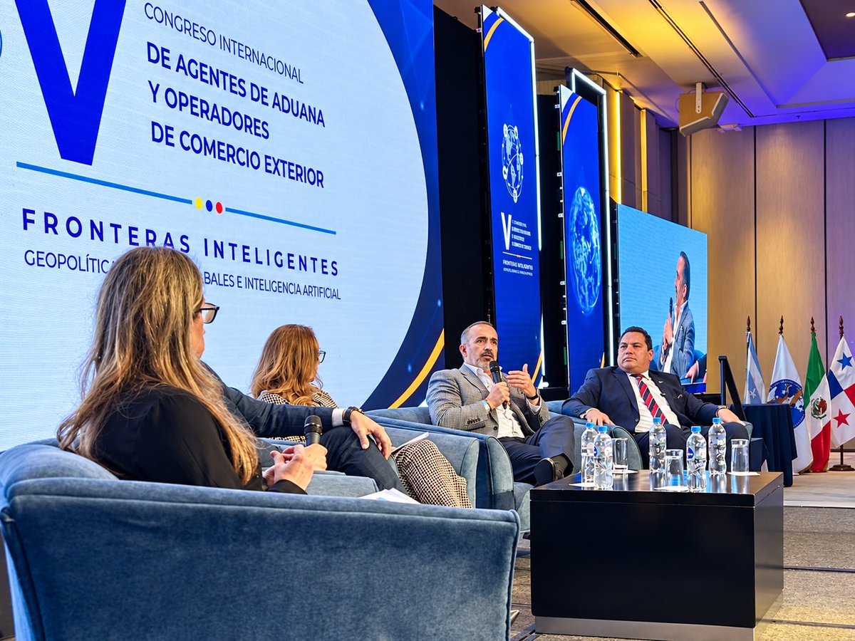 MDI_corp's tweet photo. Nuestro presidente @dariovherrera participó en el V Congreso Internacional de Agentes de Aduana y Operadores de Comercio Exterior, organizado por @FedaEc

Desde #Manabí, seguimos siendo parte del debate nacional sobre #ZonasFrancas, comercio exterior y competitividad del 🇪🇨 https://t.co/fSSgpXJadT