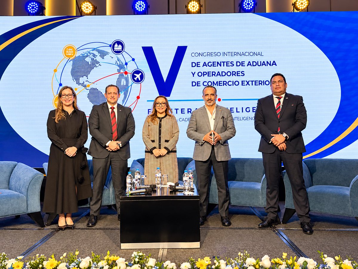 MDI_corp's tweet photo. Nuestro presidente @dariovherrera participó en el V Congreso Internacional de Agentes de Aduana y Operadores de Comercio Exterior, organizado por @FedaEc

Desde #Manabí, seguimos siendo parte del debate nacional sobre #ZonasFrancas, comercio exterior y competitividad del 🇪🇨 https://t.co/fSSgpXJadT