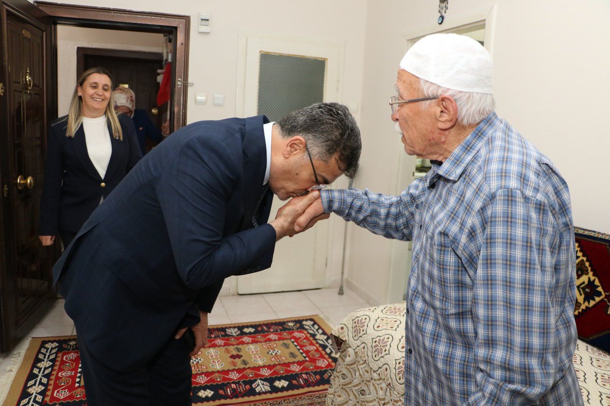 farukaytek's tweet photo. ❝Gazilerimiz; vatan uğruna gösterdikleri cesaret ve fedakârlıkla milletimizin gönlünde daima müstesna bir yere sahip kahramanlarımızdır.❞

İlçe Koordinatörlerimiz Türker Ataç, Adil Orçun Altınsoy, Kuddusi Çelik, Özata Erdoğan ve Osman Çapar, Bor İlçe Başkanımız Melek Yurdağül, Bor Belediye Başkanımız Serkan Baran, İl Genel Meclisi Üyelerimiz Erdal Niğdelioğlu, Süleyman Yalçın ve Nihat Tarım, İlçe Kadın Kolları Başkanımız Gülbahar Polat, İlçe Gençlik Kolları Başkanımız Fevzi Öztürk ve kıymetli teşkilatımızla kahraman gazimiz Cevdet Tonguz amcamızı ve kıymetli eşini ziyaret ettik.

Rabbim, vatan uğruna can veren aziz şehitlerimize rahmet; kahraman gazilerimize sağlık, huzur ve hayırlı ömürler nasip etsin.

📍Bor, Niğde
