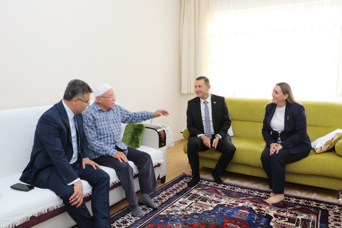 farukaytek's tweet photo. ❝Gazilerimiz; vatan uğruna gösterdikleri cesaret ve fedakârlıkla milletimizin gönlünde daima müstesna bir yere sahip kahramanlarımızdır.❞

İlçe Koordinatörlerimiz Türker Ataç, Adil Orçun Altınsoy, Kuddusi Çelik, Özata Erdoğan ve Osman Çapar, Bor İlçe Başkanımız Melek Yurdağül, Bor Belediye Başkanımız Serkan Baran, İl Genel Meclisi Üyelerimiz Erdal Niğdelioğlu, Süleyman Yalçın ve Nihat Tarım, İlçe Kadın Kolları Başkanımız Gülbahar Polat, İlçe Gençlik Kolları Başkanımız Fevzi Öztürk ve kıymetli teşkilatımızla kahraman gazimiz Cevdet Tonguz amcamızı ve kıymetli eşini ziyaret ettik.

Rabbim, vatan uğruna can veren aziz şehitlerimize rahmet; kahraman gazilerimize sağlık, huzur ve hayırlı ömürler nasip etsin.

📍Bor, Niğde