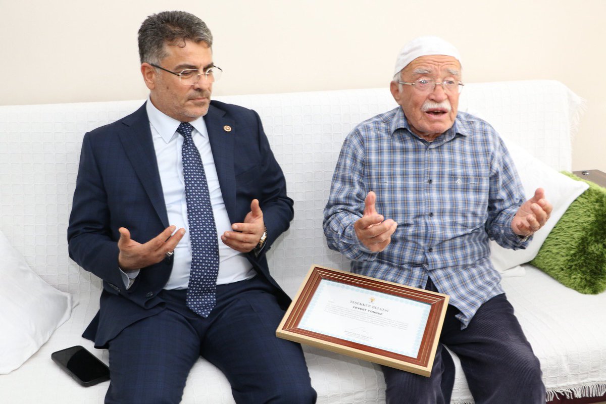 farukaytek's tweet photo. ❝Gazilerimiz; vatan uğruna gösterdikleri cesaret ve fedakârlıkla milletimizin gönlünde daima müstesna bir yere sahip kahramanlarımızdır.❞

İlçe Koordinatörlerimiz Türker Ataç, Adil Orçun Altınsoy, Kuddusi Çelik, Özata Erdoğan ve Osman Çapar, Bor İlçe Başkanımız Melek Yurdağül, Bor Belediye Başkanımız Serkan Baran, İl Genel Meclisi Üyelerimiz Erdal Niğdelioğlu, Süleyman Yalçın ve Nihat Tarım, İlçe Kadın Kolları Başkanımız Gülbahar Polat, İlçe Gençlik Kolları Başkanımız Fevzi Öztürk ve kıymetli teşkilatımızla kahraman gazimiz Cevdet Tonguz amcamızı ve kıymetli eşini ziyaret ettik.

Rabbim, vatan uğruna can veren aziz şehitlerimize rahmet; kahraman gazilerimize sağlık, huzur ve hayırlı ömürler nasip etsin.

📍Bor, Niğde