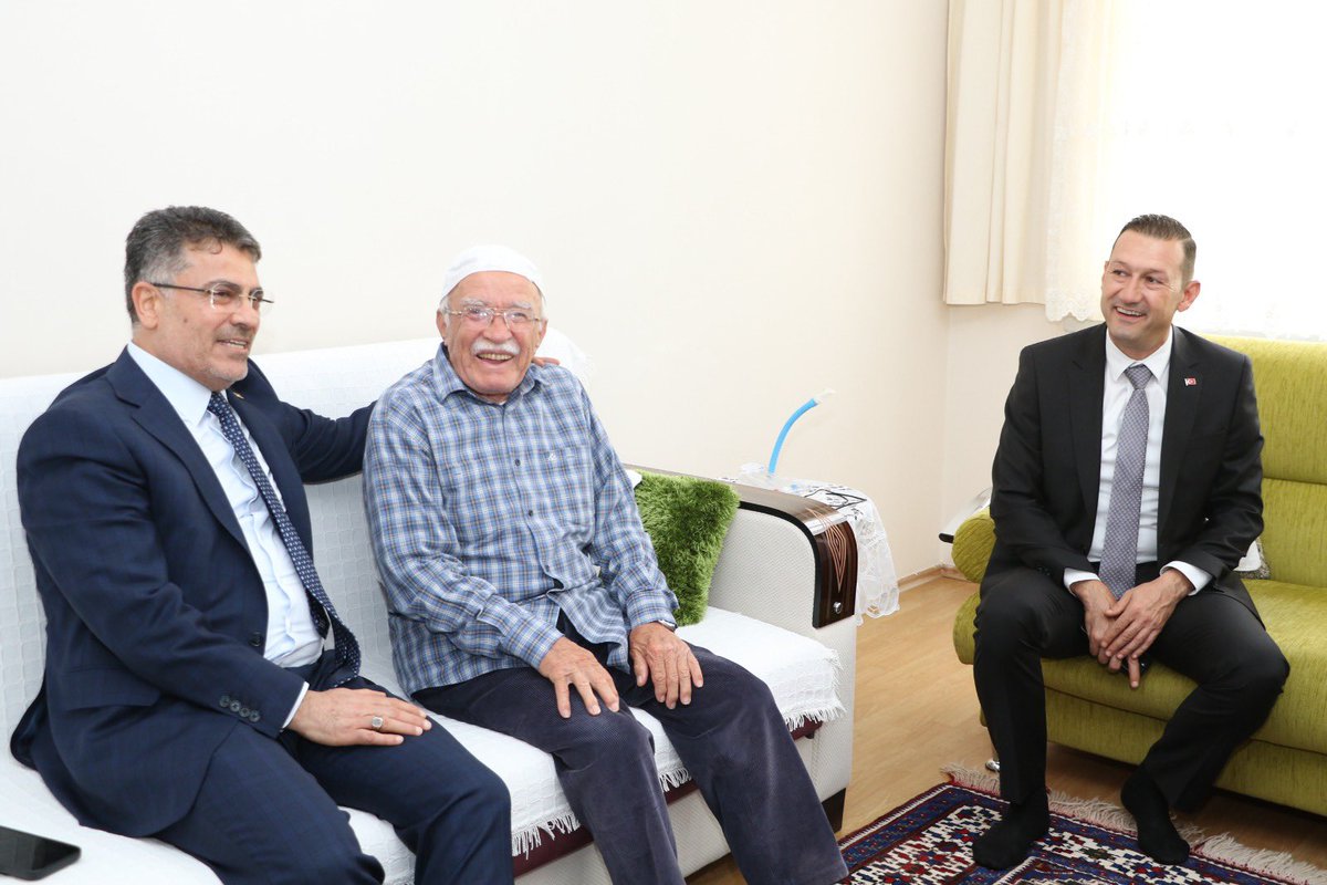 farukaytek's tweet photo. ❝Gazilerimiz; vatan uğruna gösterdikleri cesaret ve fedakârlıkla milletimizin gönlünde daima müstesna bir yere sahip kahramanlarımızdır.❞

İlçe Koordinatörlerimiz Türker Ataç, Adil Orçun Altınsoy, Kuddusi Çelik, Özata Erdoğan ve Osman Çapar, Bor İlçe Başkanımız Melek Yurdağül, Bor Belediye Başkanımız Serkan Baran, İl Genel Meclisi Üyelerimiz Erdal Niğdelioğlu, Süleyman Yalçın ve Nihat Tarım, İlçe Kadın Kolları Başkanımız Gülbahar Polat, İlçe Gençlik Kolları Başkanımız Fevzi Öztürk ve kıymetli teşkilatımızla kahraman gazimiz Cevdet Tonguz amcamızı ve kıymetli eşini ziyaret ettik.

Rabbim, vatan uğruna can veren aziz şehitlerimize rahmet; kahraman gazilerimize sağlık, huzur ve hayırlı ömürler nasip etsin.

📍Bor, Niğde