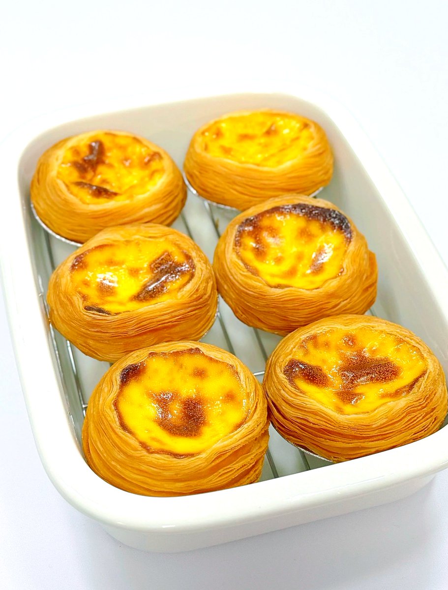 j_etarra_42_7a9's tweet photo. [Today's off day, I'm lazing in bed with a plate of sweet Portuguese custard tarts]， https://t.co/UonoFfCalv