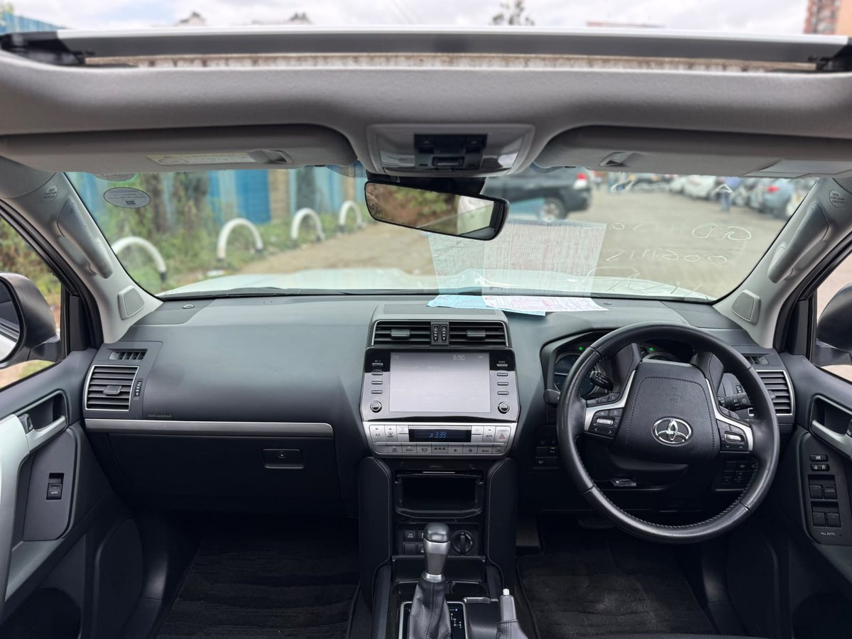 moseskmusa's tweet photo. Diesel Toyota Landcruiser prado TXL 2021
360 camera // 4WD // Fully loaded // sunroof // 7 premium leather seats // Dashcam // smart entry // automatic transmission // automatic climate control // Parking assist & sensors // Cruise control // lane assist // traction control // Multiple airbags // Cupholders // Phone chargers // 

Mileage - 100K

Price - 7,500,000 kes only
