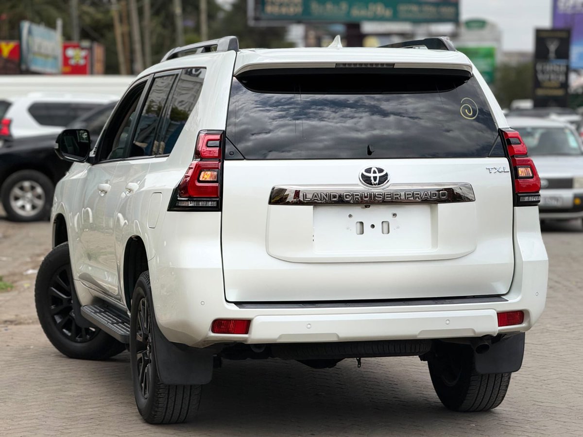 moseskmusa's tweet photo. Diesel Toyota Landcruiser prado TXL 2021
360 camera // 4WD // Fully loaded // sunroof // 7 premium leather seats // Dashcam // smart entry // automatic transmission // automatic climate control // Parking assist & sensors // Cruise control // lane assist // traction control // Multiple airbags // Cupholders // Phone chargers // 

Mileage - 100K

Price - 7,500,000 kes only
