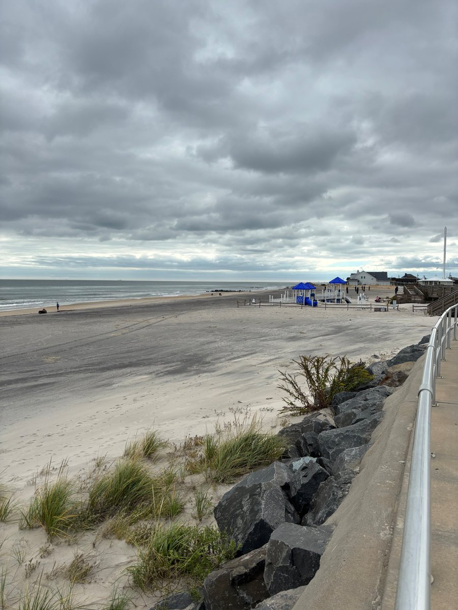 USACE_NY's tweet photo. USACE New York coastal storm risk reduction projects helped absorb the impact of last weekend’s Nor’easter, reducing damage to communities across New York &amp; New Jersey. The district will continue to provide critical engineering expertise as recovery operations continue. @USACEHQ https://t.co/2004NnayIb