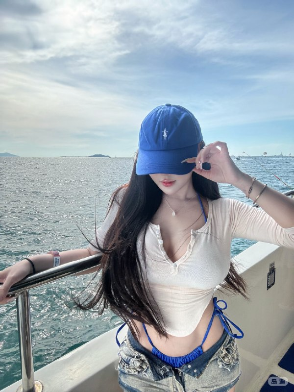 ibnihaldunn's tweet photo. 白色短袖故意剪得低，大胸的弧度藏不住；牛仔短裤包住翘臀，蓝色丁字裤的细带在腰间若隐若现。站着好看，走动时更晃眼。这套穿搭就是为了把身材优势完完整整展示出来。

#胸 #大长腿 #臀 https://t.co/3MRNLcjOkp
