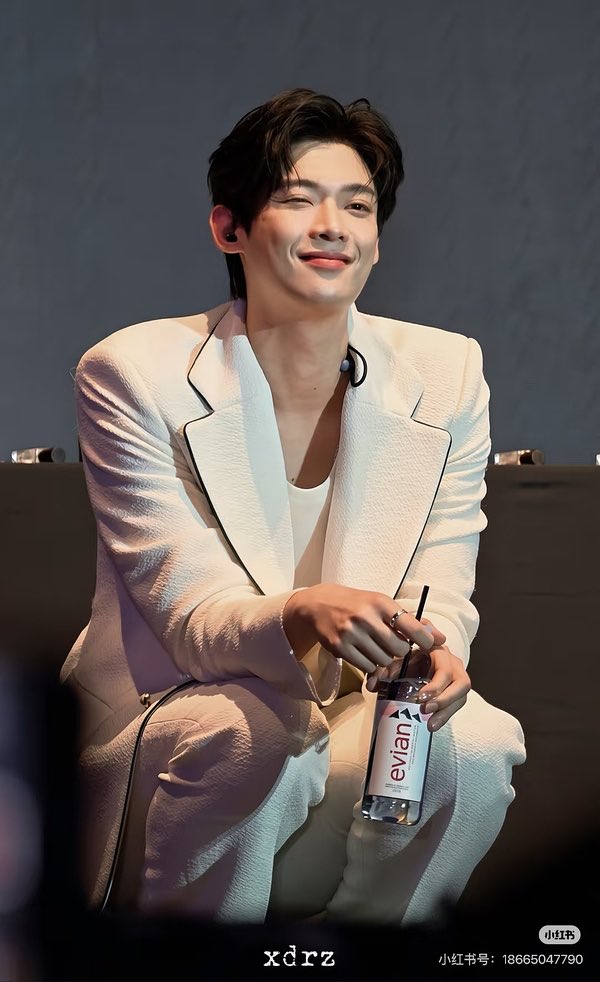 Yyyygee518's tweet photo. New streets, new views, new memories. Welcome to Paris, Kim Yoonsik. ✧⁺⸜(●˙▾˙●)⸝⁺✧

WELCOME KIM YOON SIK TO PARIS

#YOONSIKPFWSS27
#KIMYOONSIKINPARIS https://t.co/IZz7QibiJU