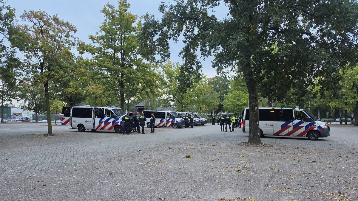 Politie paraat voor demonstratie gemeentehuis Rhenen