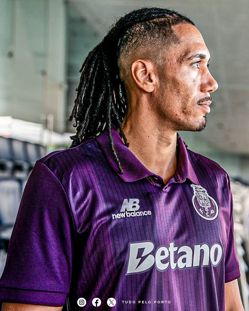 TudopeloPorto's tweet photo. Foi tudo muito rápido e já é oficial. ✍🏼

🐉 Chris Smalling é dragão. E vai vestir a camisola 6 👕 https://t.co/6nvT1ff07p