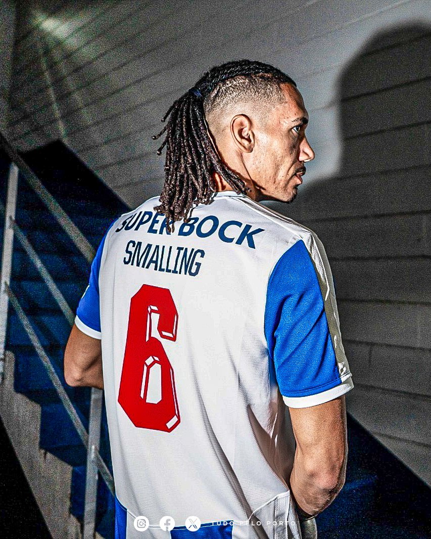 TudopeloPorto's tweet photo. Foi tudo muito rápido e já é oficial. ✍🏼

🐉 Chris Smalling é dragão. E vai vestir a camisola 6 👕 https://t.co/6nvT1ff07p