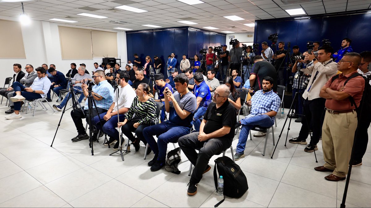 fesfut_sv's tweet photo. 🎙️ | @ybukele, presidente de la FESFUT: 

“A mí no me va a marcar un resultado deportivo hoy. A mí me va a marcar el momento en que termine mi gestión y me vaya para mi casa.” https://t.co/jsfv00oJfs