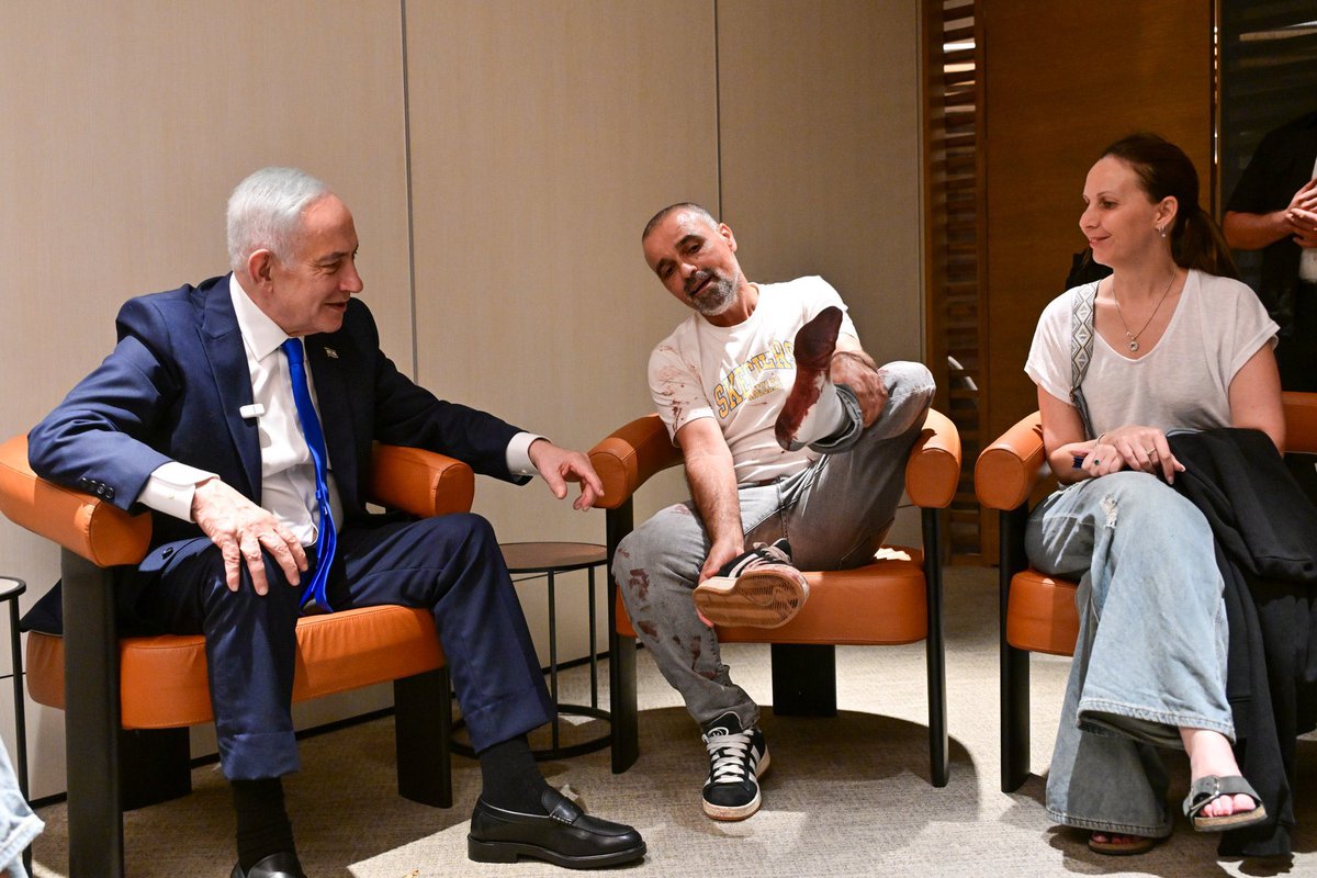 IsraelinRepDom's tweet photo. El primer ministro Benjamin Netanyahu se reunió en el Aeropuerto Internacional Ben-Gurion con Yaniv, el pasajero que irrumpió en la cabina en el vuelo de Dubai a Israel.

Fotos: Kobi Gideon (GPO) https://t.co/1Ubf4hVyt4