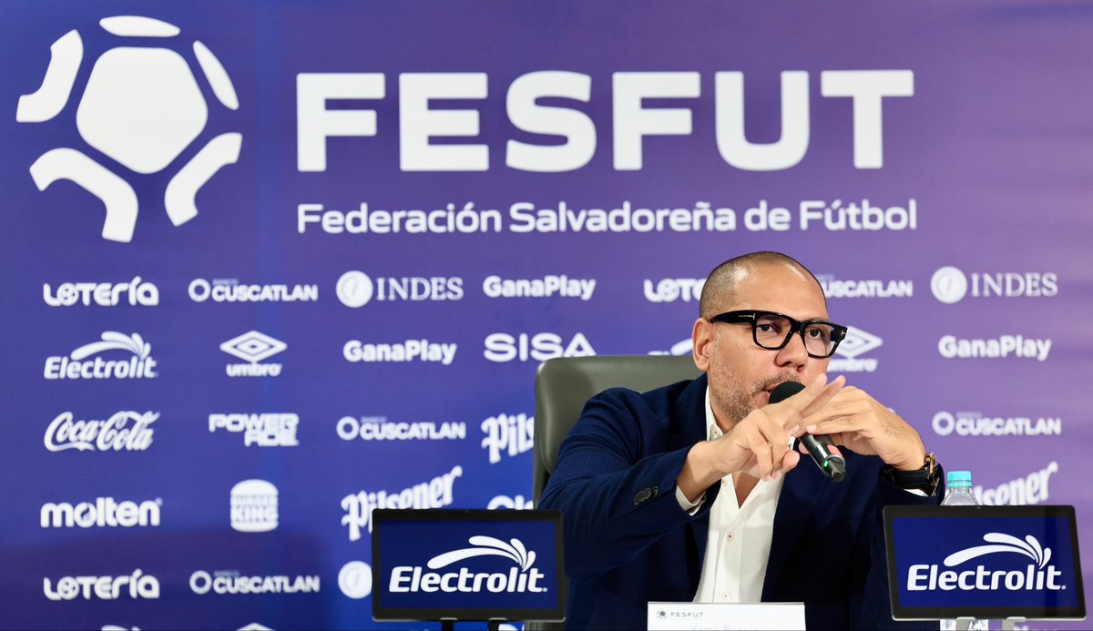 fesfut_sv's tweet photo. 🎙️ | @ybukele:
“Lo bueno es que el cuerpo técnico y los jugadores son familia, son amigos, se quieren, quieren dar lo mejor y están convencidos de que sí lo pueden hacer.” https://t.co/voZ5uehy64
