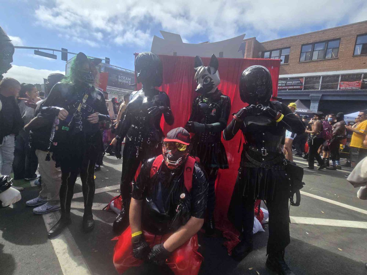 Drone6138's tweet photo. at folsom with @Argo4naughty @_metadrone @Fluffyhusky408 and @Anemonaughty https://t.co/emIufiVZ5a