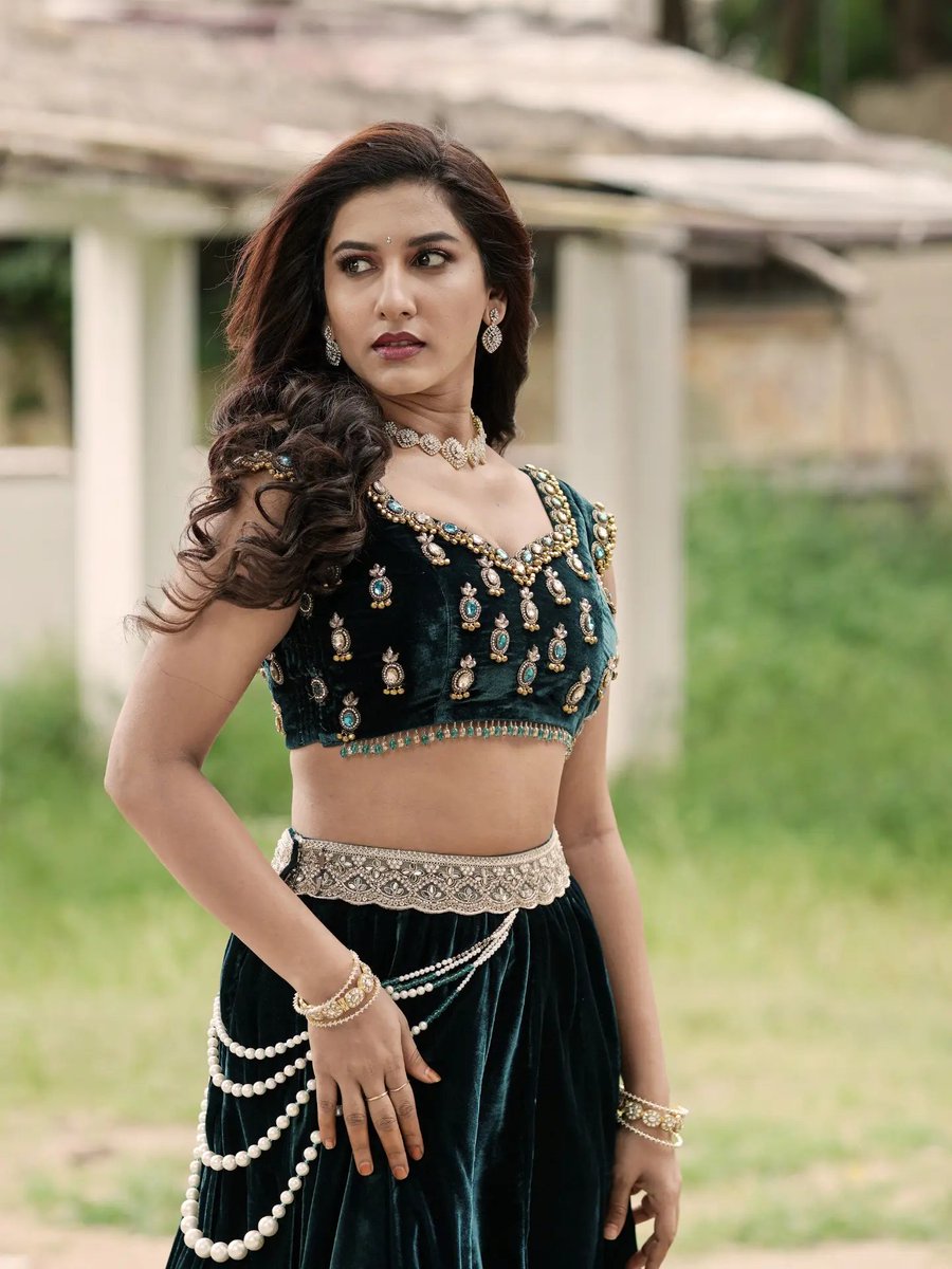 Star_AuraX's tweet photo. Love how sea green brings out the dusky tone🤎 I embrace ✨

#vishnupriyaabhimeneni #projectk https://t.co/u7gWiSHaba