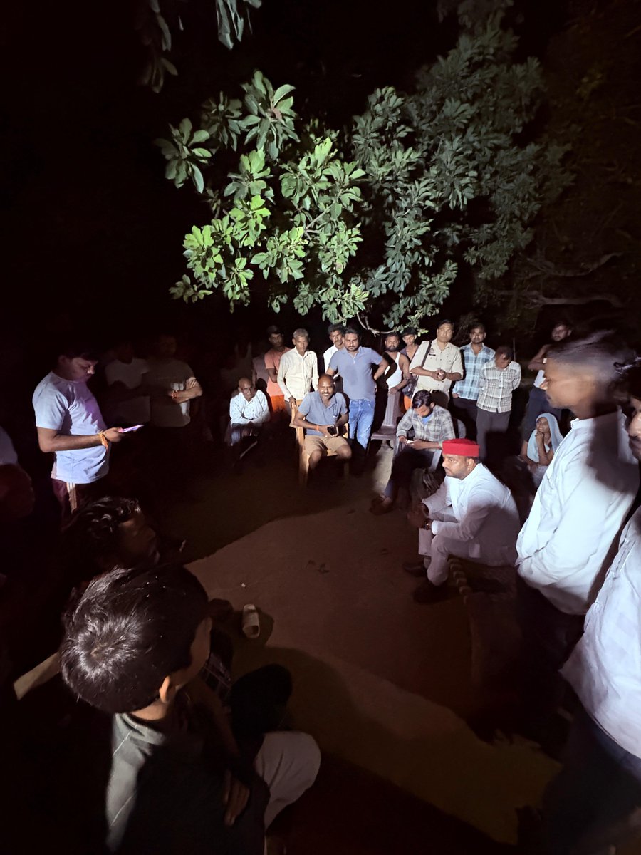 RahulShivGanes3's tweet photo. दुःखद सड़क हादसे में सोनू यादव जी का निधन, परिवार के साथ खड़े हैं।
विधानसभा हरचंदपुर की ग्राम सभा #��ाजीपुर के #पूरे_यदुनाथ_सिंह निवासी श्री सोनू यादव जी की सड़क दुर्घटना में हुई असामयिक मृत्यु का समाचार अत्यंत दुःखद एवं हृदयविदारक है।
प्राप्त जानकारी के अनुसार, सोनू यादव जी किसी कार्य से घर वापस लौट रहे थे। रास्ते में सतांव ब्लॉक क्षेत्र में गन्ना कांटा के पास एक डंपर से उनकी गाड़ी की दुर्घटना हो गई, जिसमें उनका दुखद निधन हो गया।
सूचना मिलते ही गांव पहुंचकर शोकाकुल परिजनों से मुलाकात की और अपनी संवेदनाएं व्यक्त कीं। संबंधित अधिकारियों से वार्ता कर परिवार को नियमानुसार मिलने वाली सरकारी सहायता शीघ्र उपलब्ध कराने के लिए कहा। अपनी ओर से भी परिवार को यथासंभव आर्थिक सहयोग किया।
इस कठिन समय में पीड़ित परिवार को हर संभव सहायता दिलाने का प्रयास किया जाएगा।
ईश्वर दिवंगत आत्मा को शांति प्रदान करें और ��ोकाकुल परिवार को इस असहनीय दुःख को सहने की शक्ति दें।
ॐ शांति। 🙏