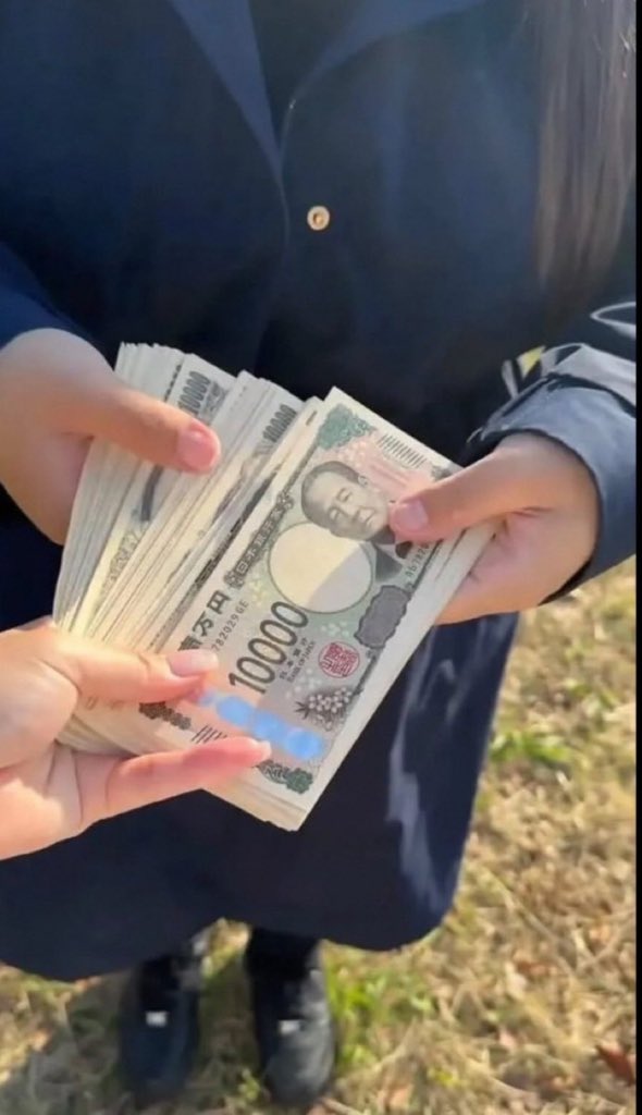 ksato3909's tweet photo. 今日は誰にしようかな…？？

①助けて
②結構です https://t.co/nwHsL40fUp