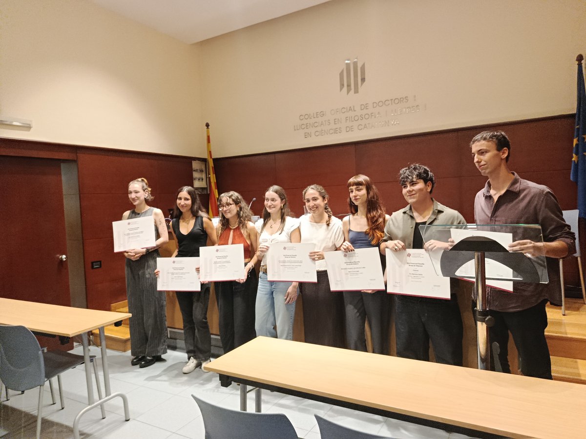 cdlcat's tweet photo. 🏆 Fem entrega dels Premis de Filosofia Arnau de Vilanova!

Celebrem una nova edició dels Premis en un acte que ha reunit els estudiants premiats, les famílies, el professorat i representants dels centres educatius.

👏 Enhorabona a tots els guardonats i als seus professors! https://t.co/GLpq8cbdQ9
