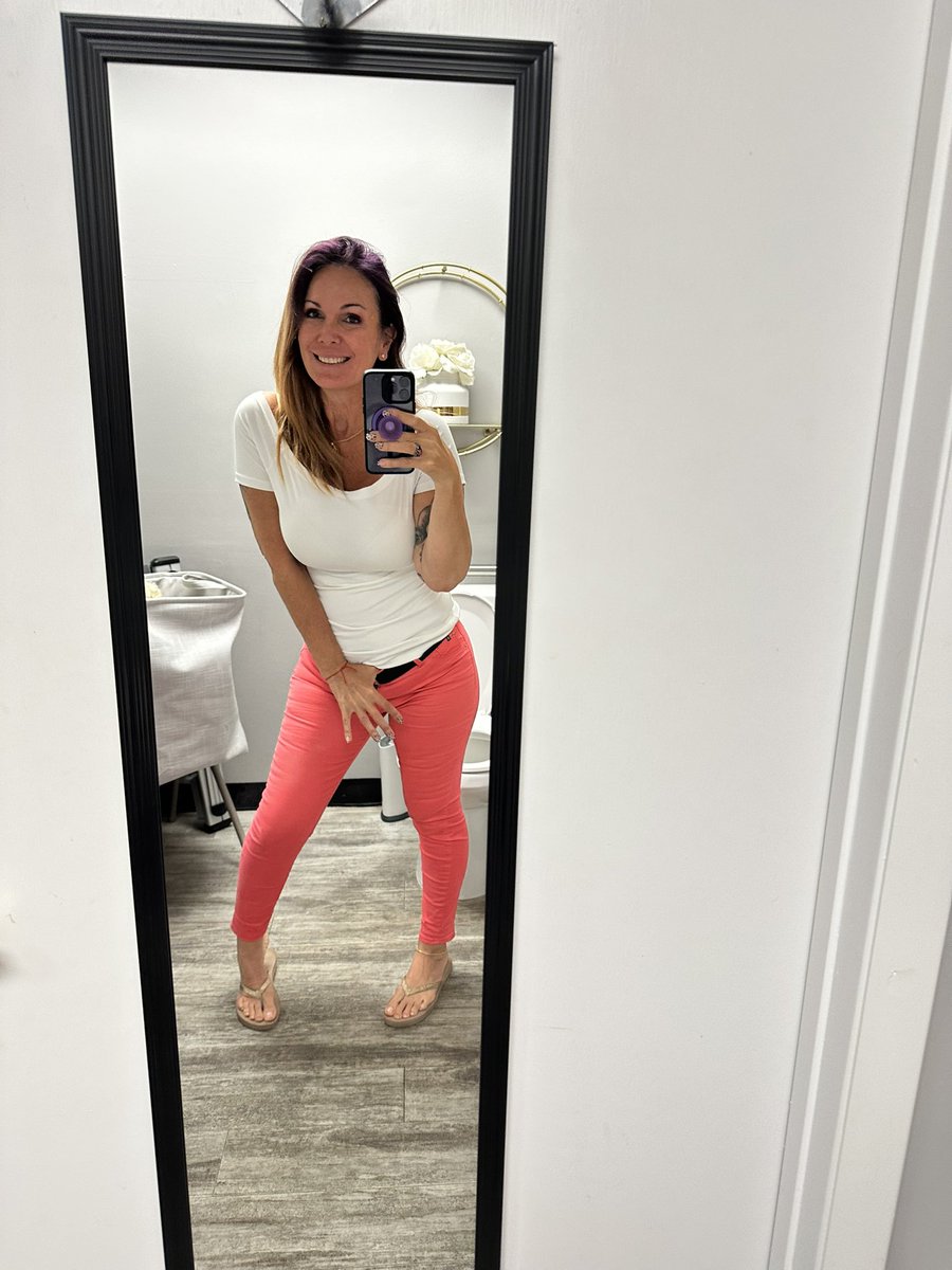 ZChrizzi's tweet photo. Happy hump day potty and a fit check https://t.co/FsLc9geF5V
